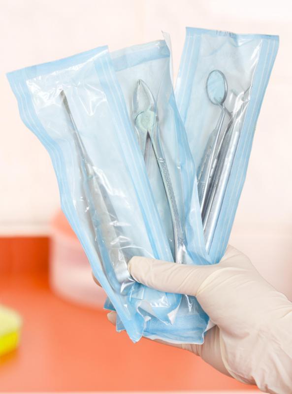 Стерильные хирургические инструменты не следует открывать непосредственно перед их использованием