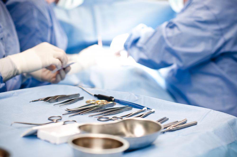 Хирургические инструменты во время типичной операции