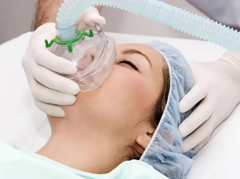 Подача кислорода пациенту с помощью кислородной маски