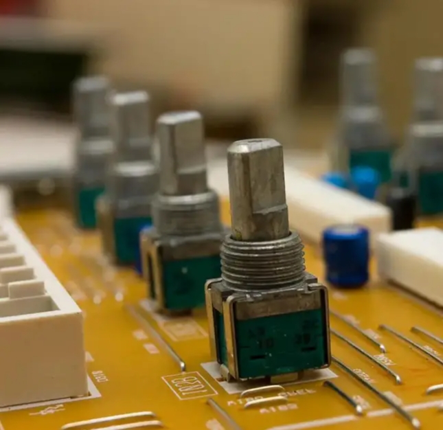 Переменный резистор способен управлять потоками электричества на определенном уровне, а также ниже этого уровня