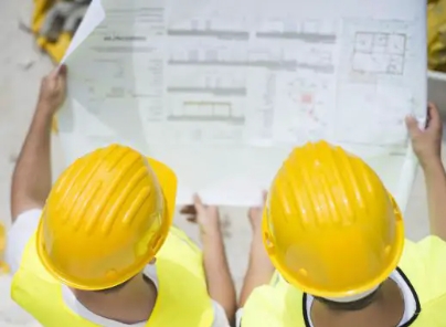 Инженеры отвечают за анализ планов строительства, чтобы обеспечить устойчивость конструкций
