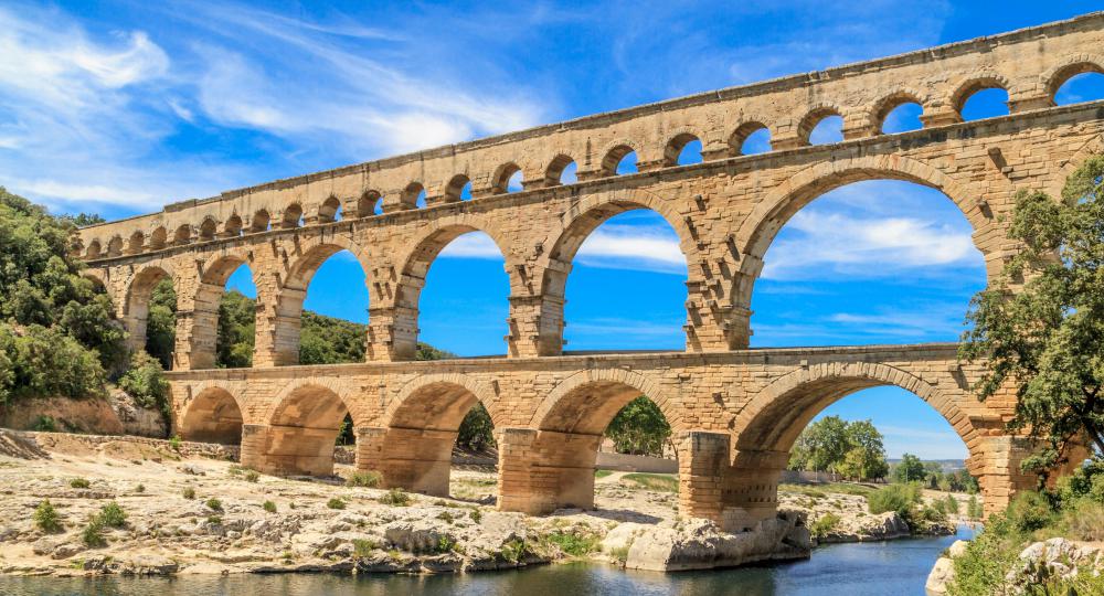 Римляне использовали акведуки для транспортировки воды в крупные городские центры для использования в банях, фонтанах и частных домах